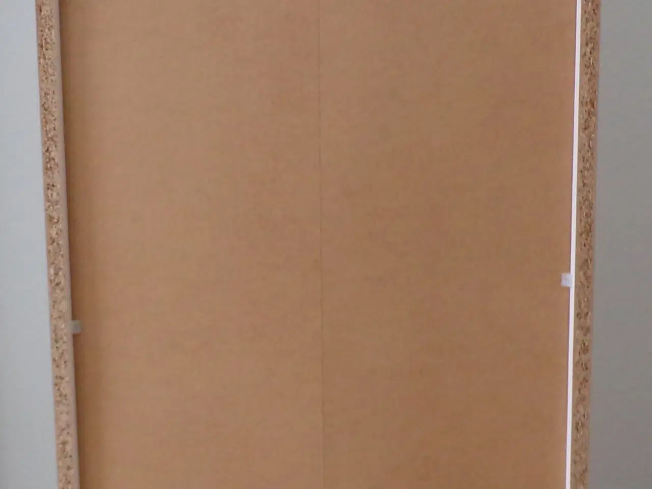 Billede 3 - Robust hvid reol med 2 hylder / 6 rum