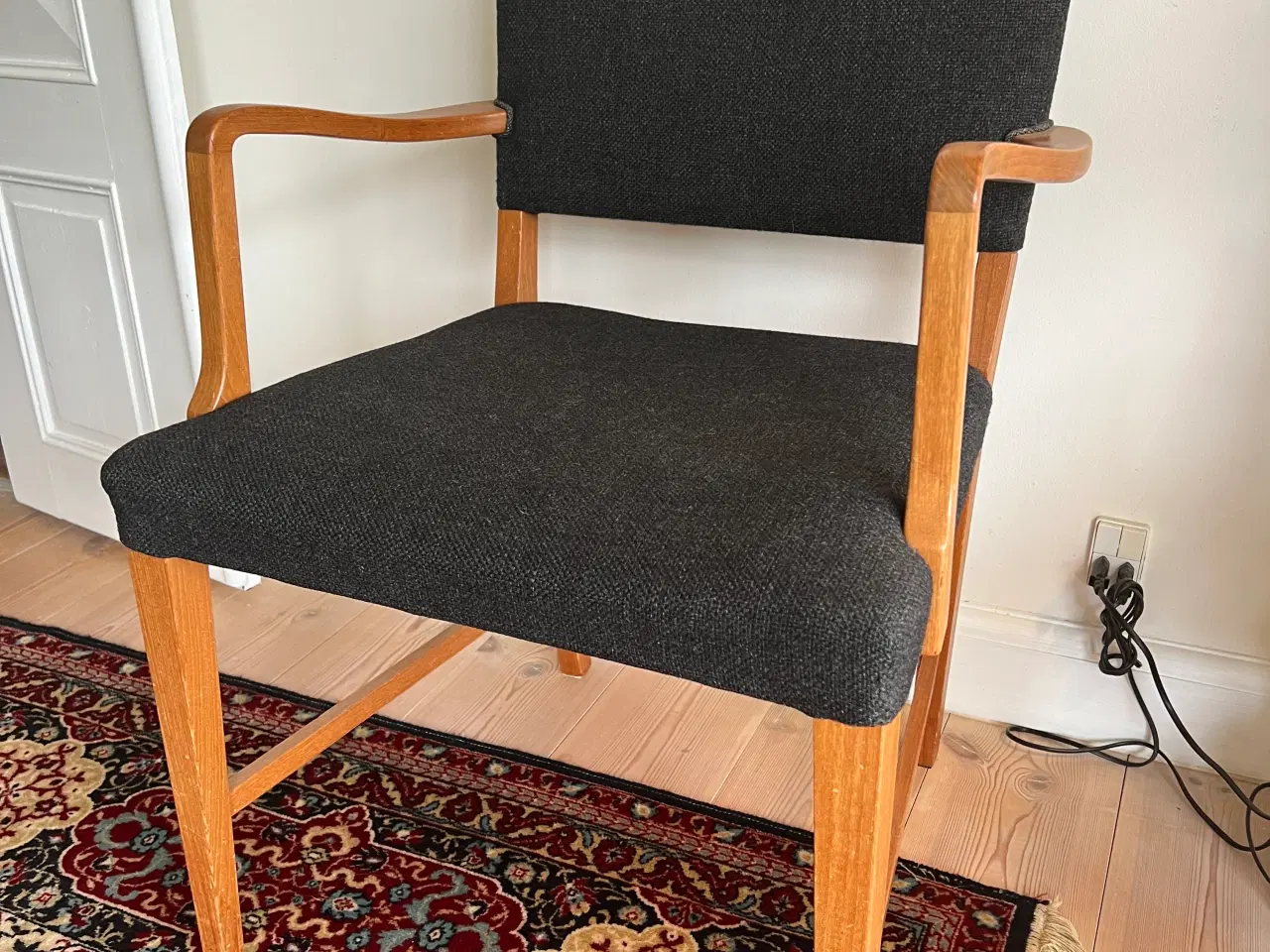 Billede 4 - Lænestol med armlæn og betræk i sort uld 