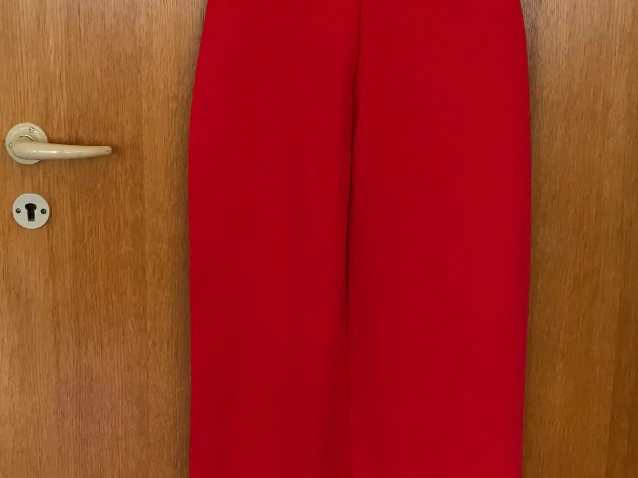 Billede 3 - Rød festkjole med blonder 