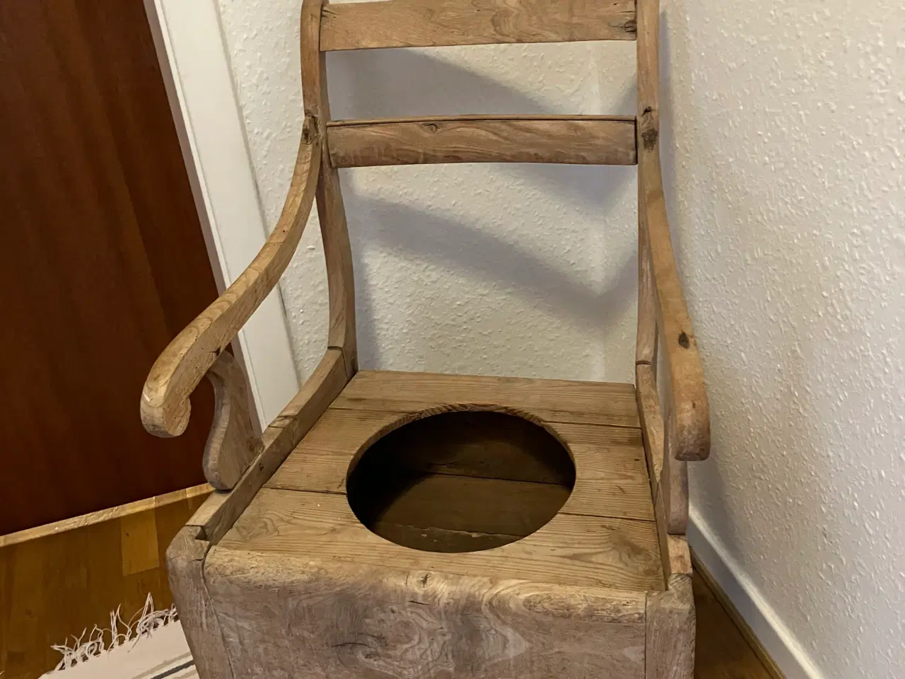 Billede 2 - Flot gammel rå træ toiletstol