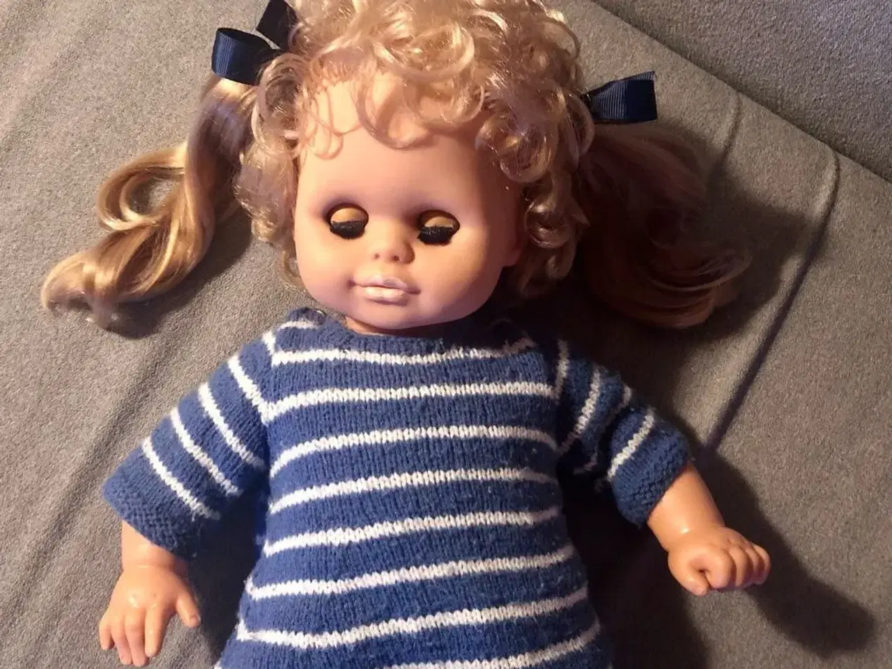Billede 4 - Flot dukke med fint hår