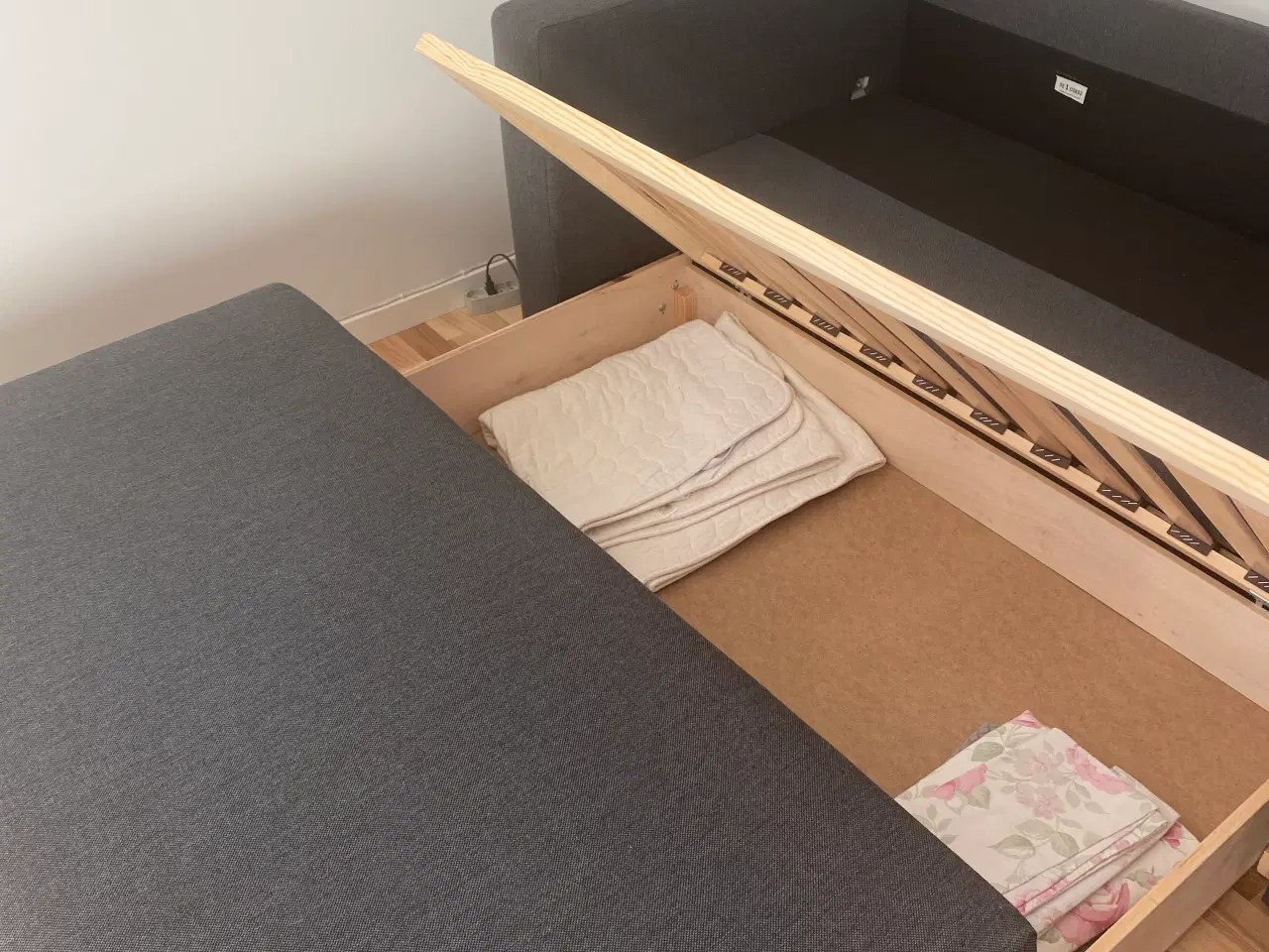 Billede 4 - Sovesofa med magasin til sengetøj