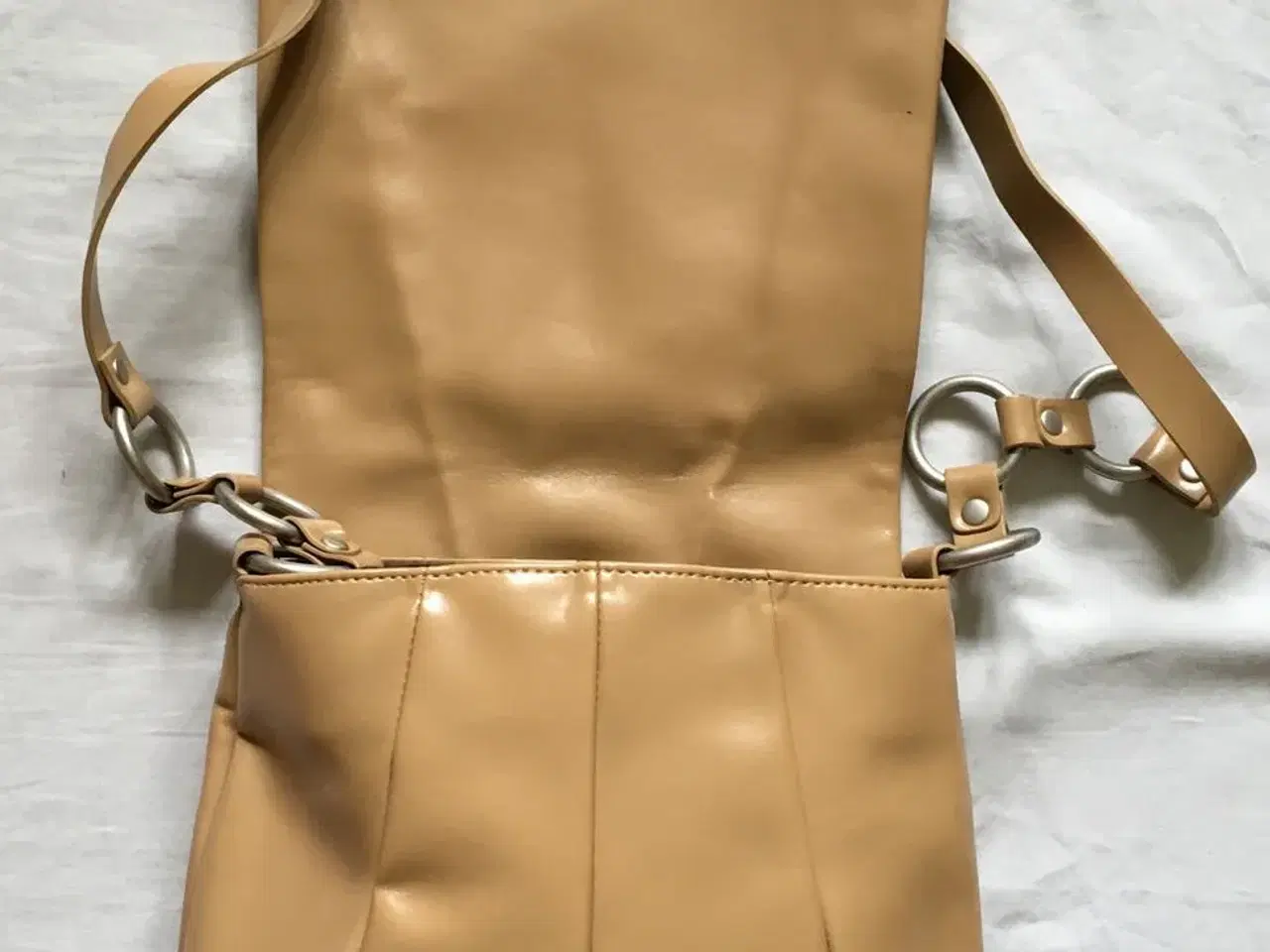 Billede 3 - Beige taske med lang rem