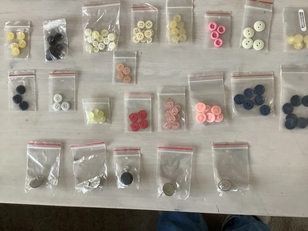 Billede 3 - Knapper i plast og metal flere farver.