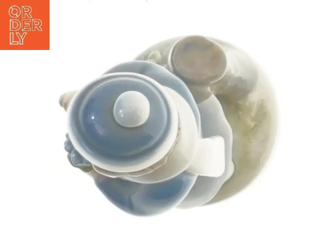 Billede 2 - Porcelænsfigur af barn med blomst fra Royal Copenhagen (str. 18 cm)