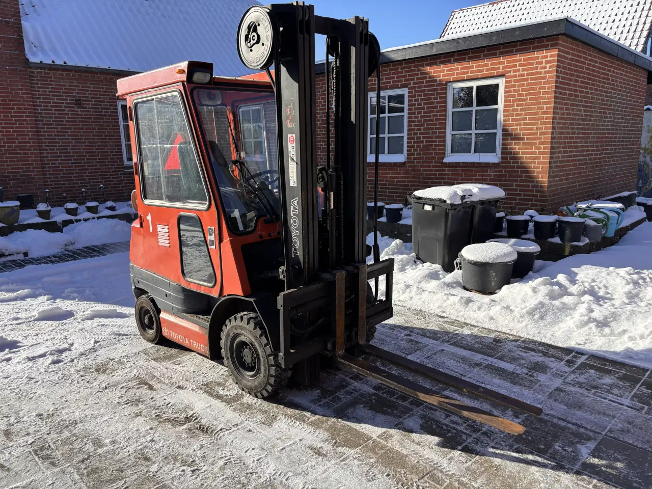 Billede 1 - Toyota gaffeltruck (gas) – 2.000 kg – 4 meter løft