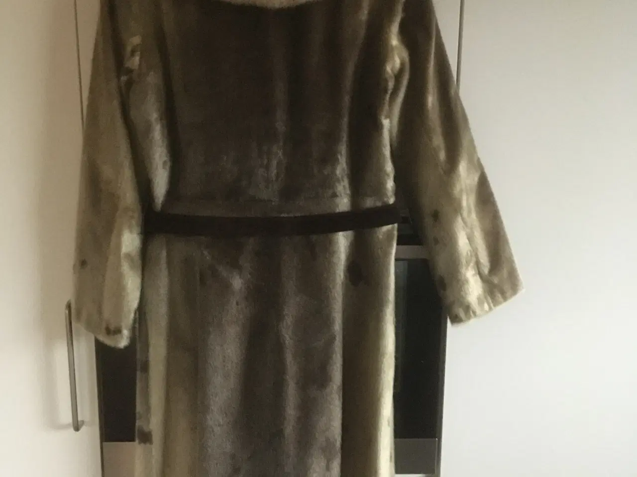 Billede 2 - Sælskindsfrakke med krave af blåræv