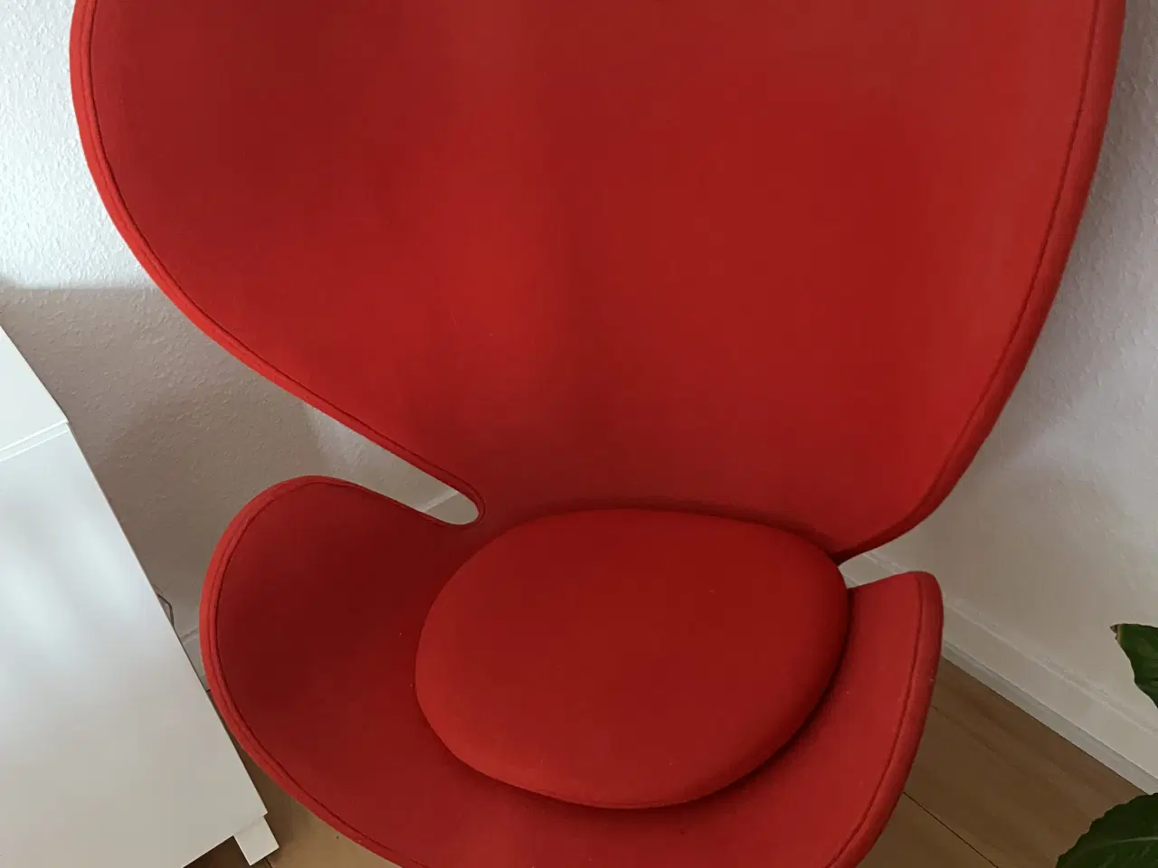 Billede 2 - Flot rød drejestol i uld m lille hynde