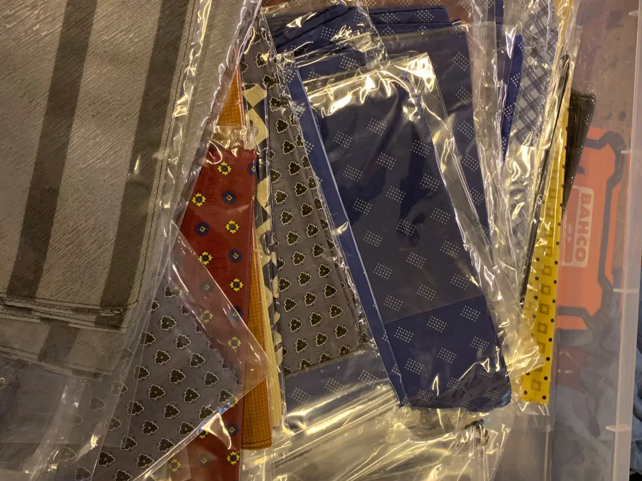 Billede 3 - Silke tørklæder ("Halsklude")