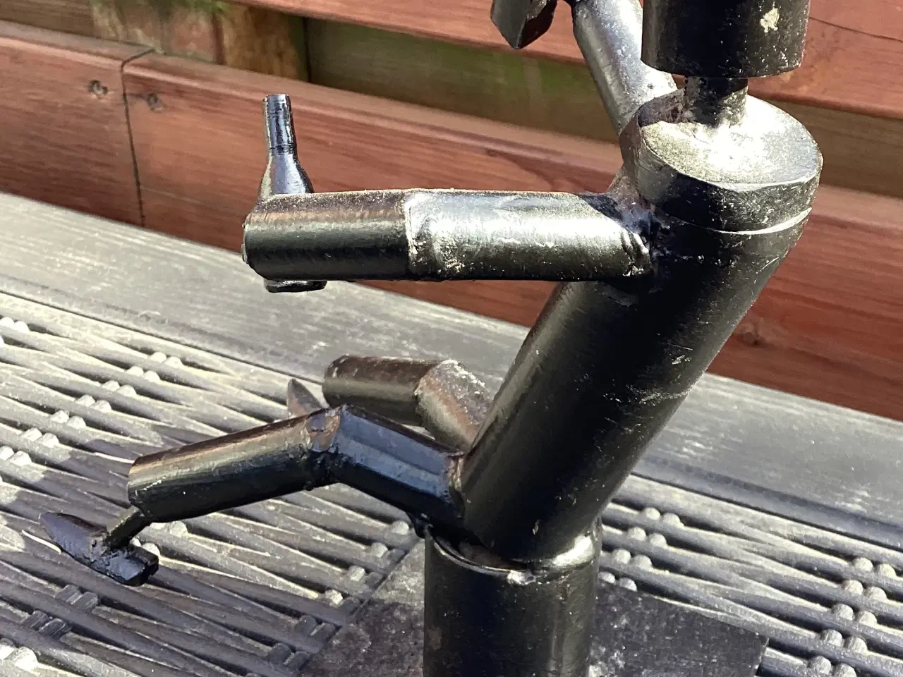 Billede 5 - Metal skulptur af drikkende mand/robot