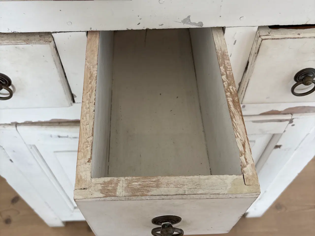 Billede 3 - Gammelt hvidt Vitrine Skab, skal selv hentes