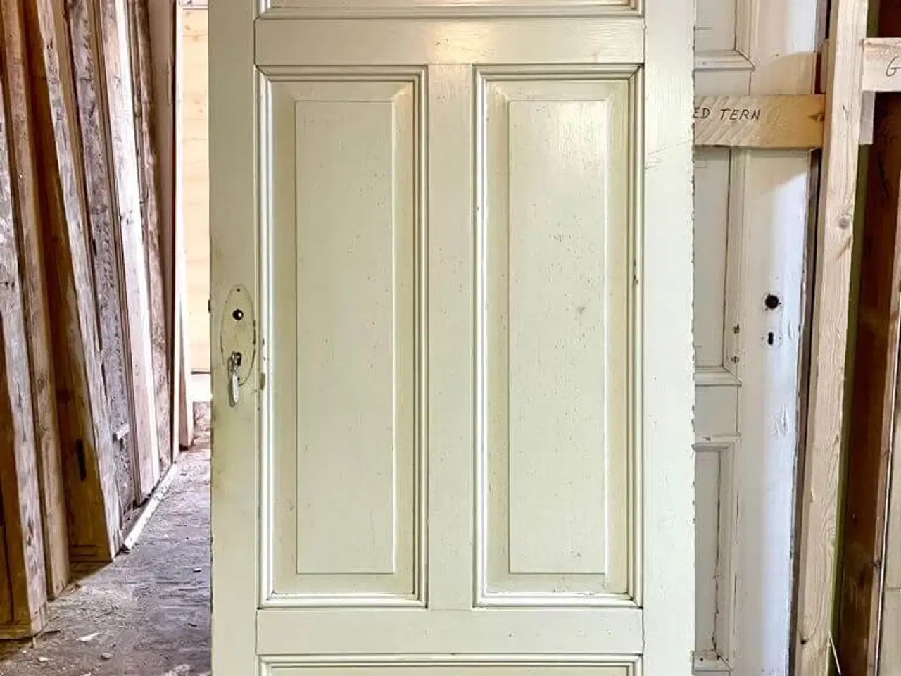 Billede 1 - Smuk fyldningsdør m. fine profiler (u. karm)