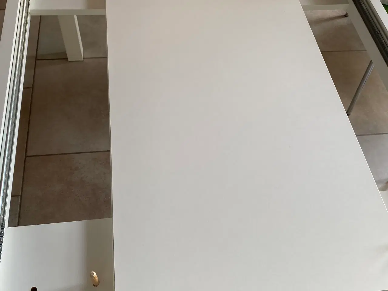 Billede 8 - Hvidt spisebord med 2 tillægsplader