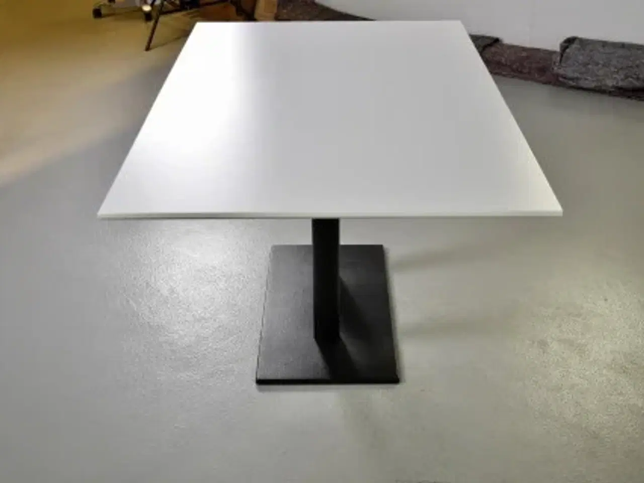Billede 3 - Pedrali mødebord med hvid plade
