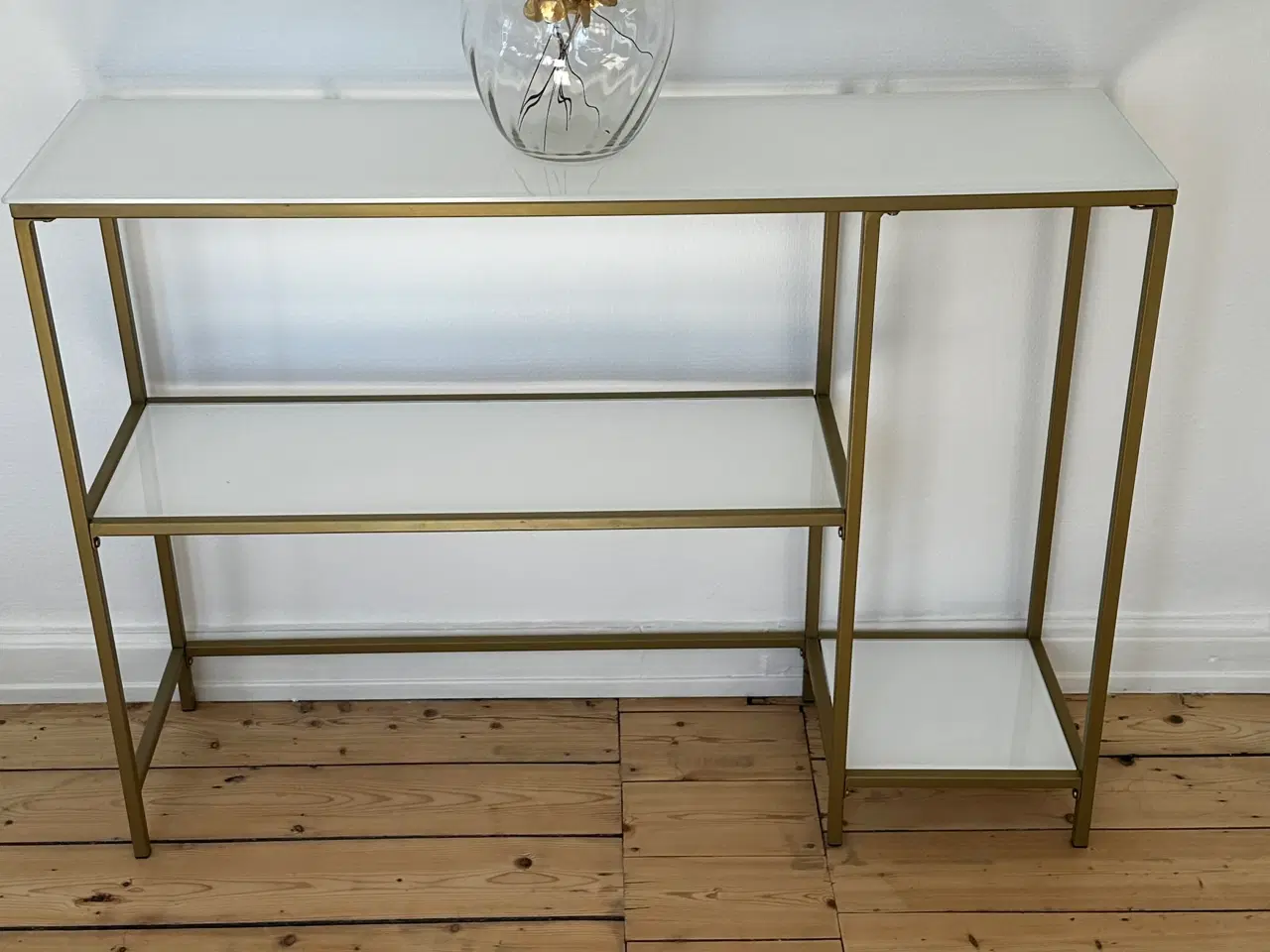 Billede 3 - Reol i glas med guld stel