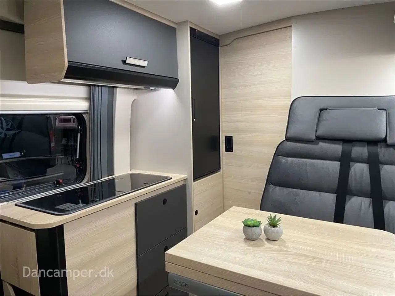 Billede 20 - 2025 - Chausson F&S Line TILBUDSPRIS kr. 931.800,- SPAR kr. 21.600,- Van som familiecamper med 5 selepladser, pop-up og masser af sovepladser på kun 5,99 m længde.