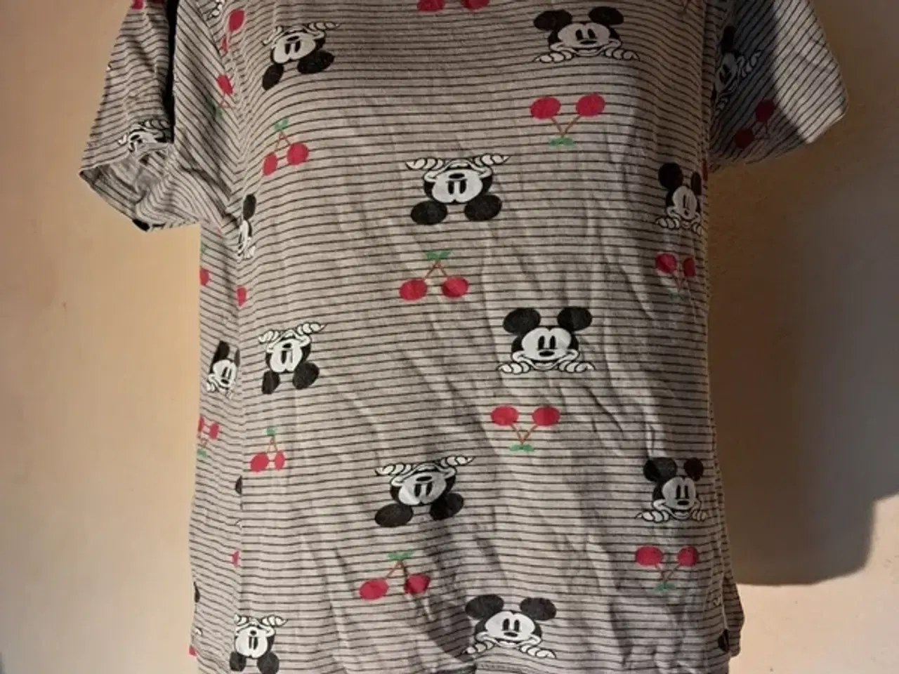 Billede 1 - Disney str. M t-shirt