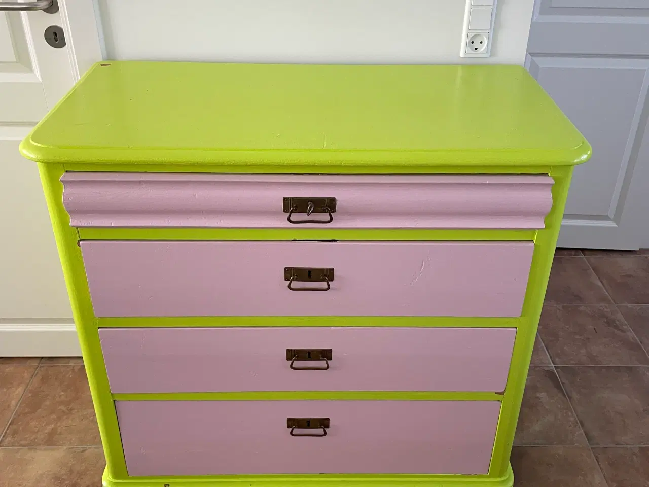 Billede 2 - Sød gammel kommode og tallerkenrække