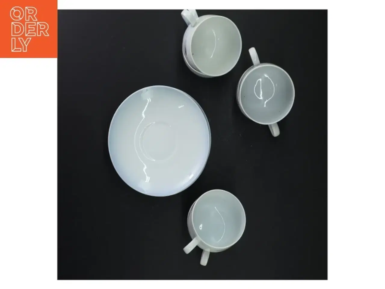 Billede 5 - Kaffeservice i porcelæn med blade design fra B&G (str. Tallerkener 14 cm i diameter. krus, 7 cm i diameter)