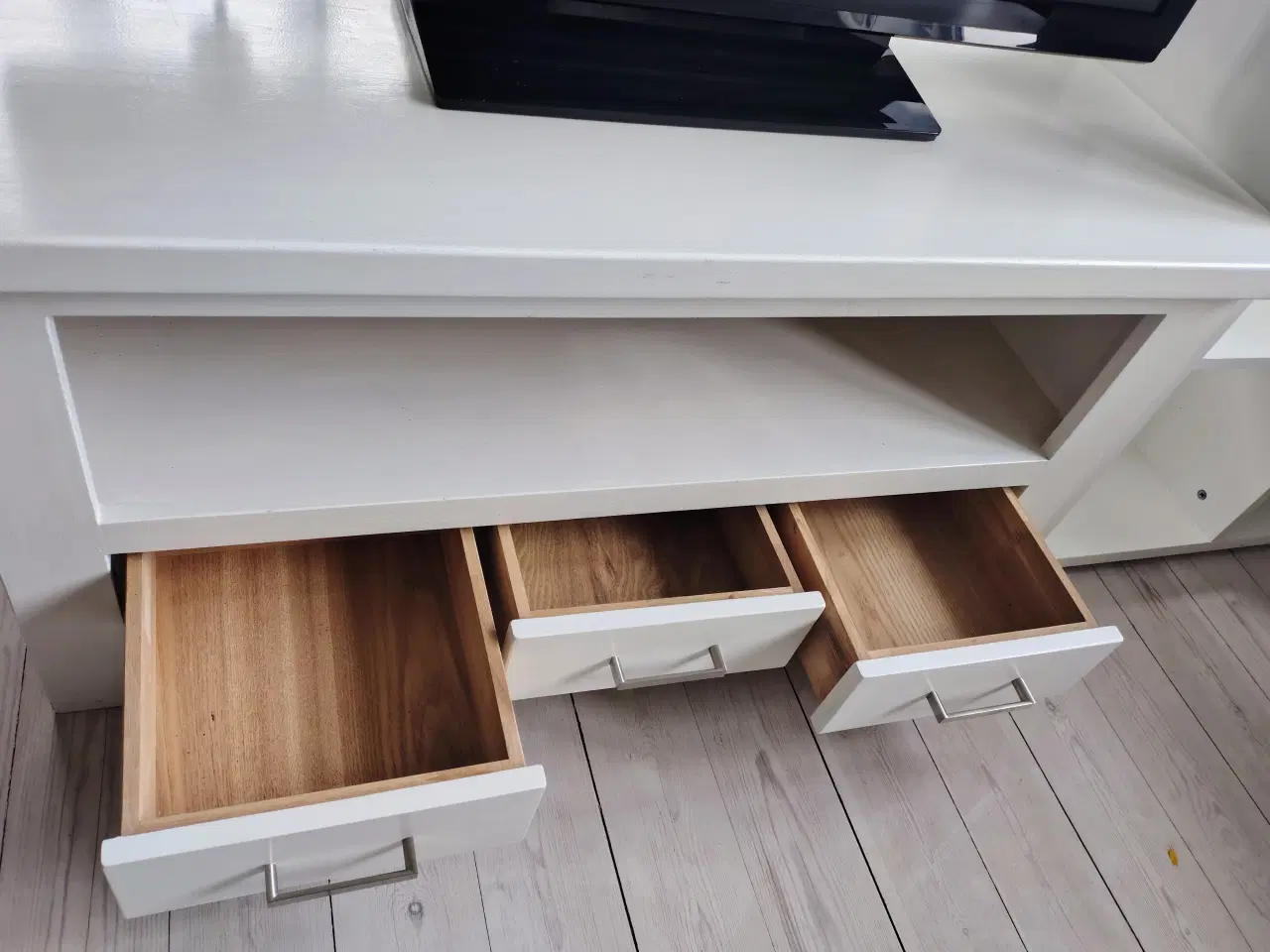 Billede 3 - Flot solidt tv bord med opbevaring