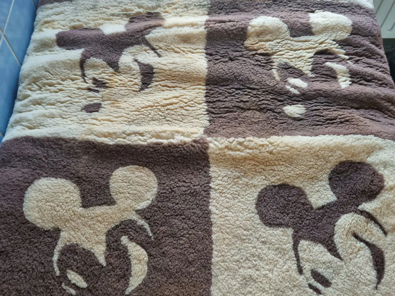 Billede 1 - Tykt uld tæppe med Mickey Mouse motiv 