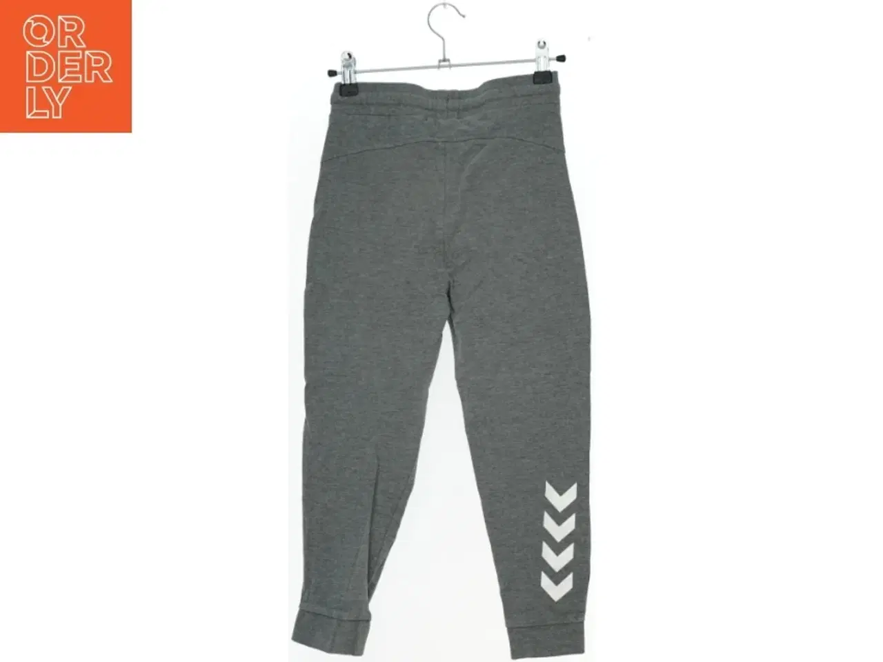 Billede 2 - Grå sweatpants med logo og striber fra Hummel (str. 134)