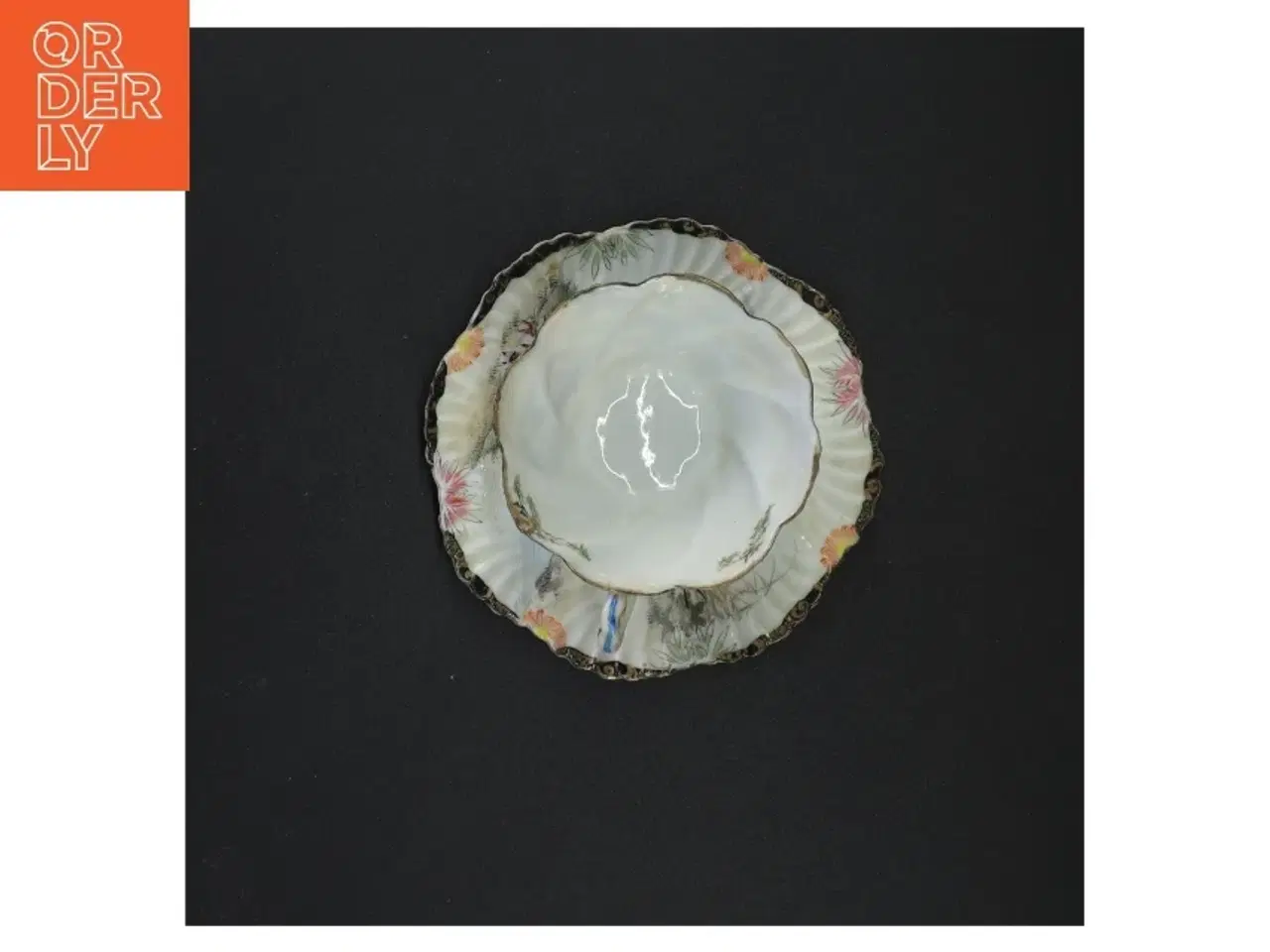 Billede 3 - Dekoreret porcelænskop med tilhørende underkop og sidetallerken (str. 14 x 6 cm)