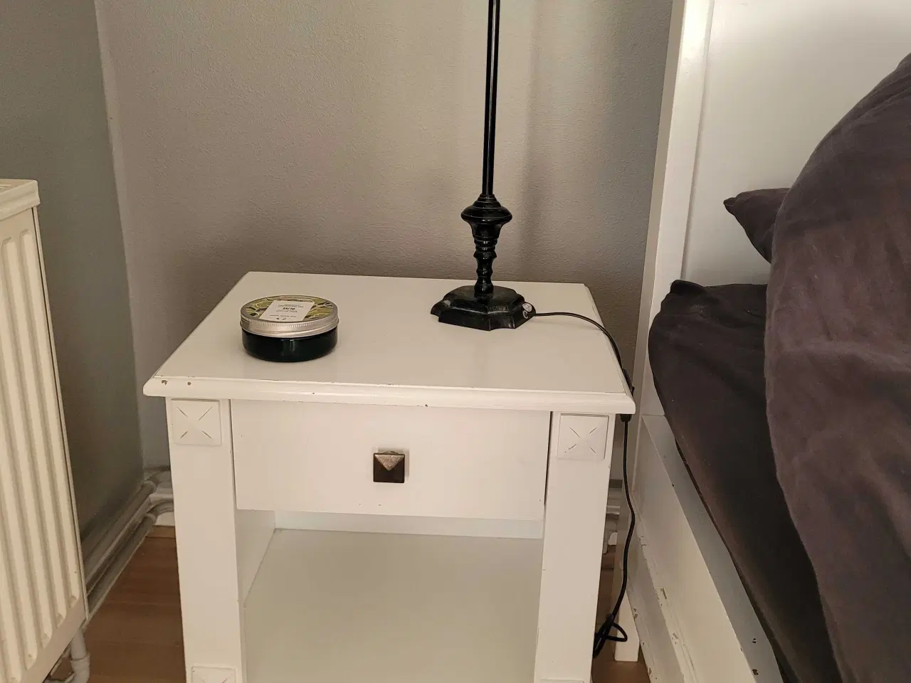 Billede 1 - Rustikke, hvide sengeborde