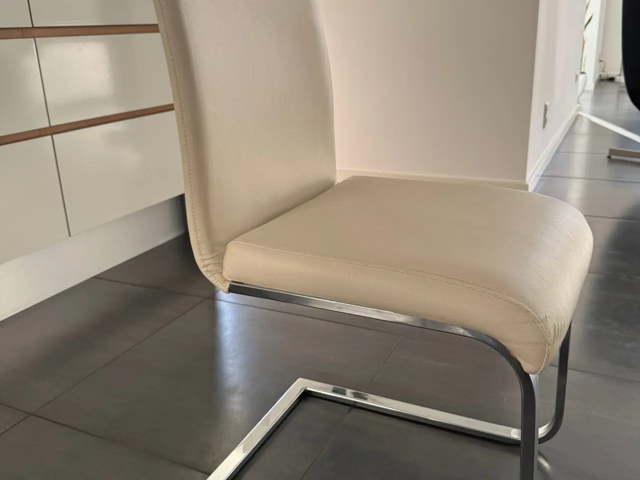 Billede 6 - Glas spisebord og 8 stk stole, sæt eller separat