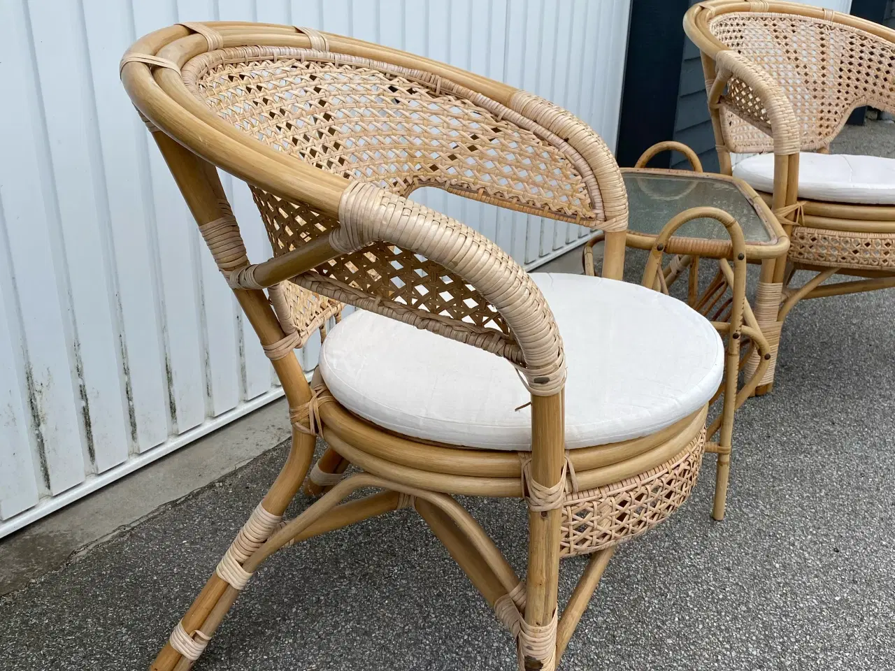 Billede 4 - Flot kurvesæt med 2 stole og et bord/bladholder