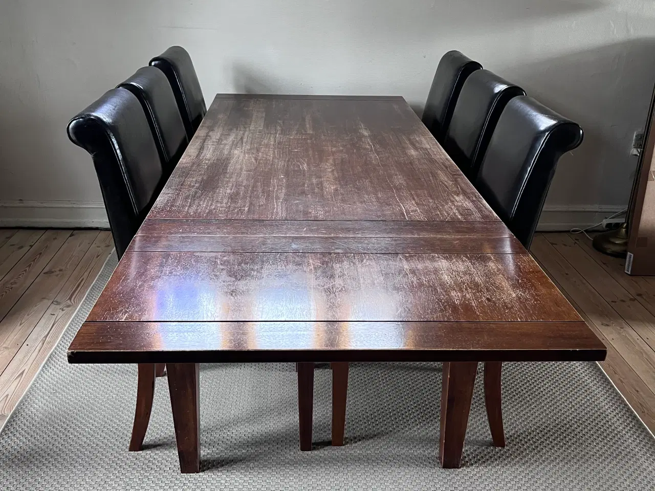 Billede 1 - Spisebord med to tillægsplader og 6 stole