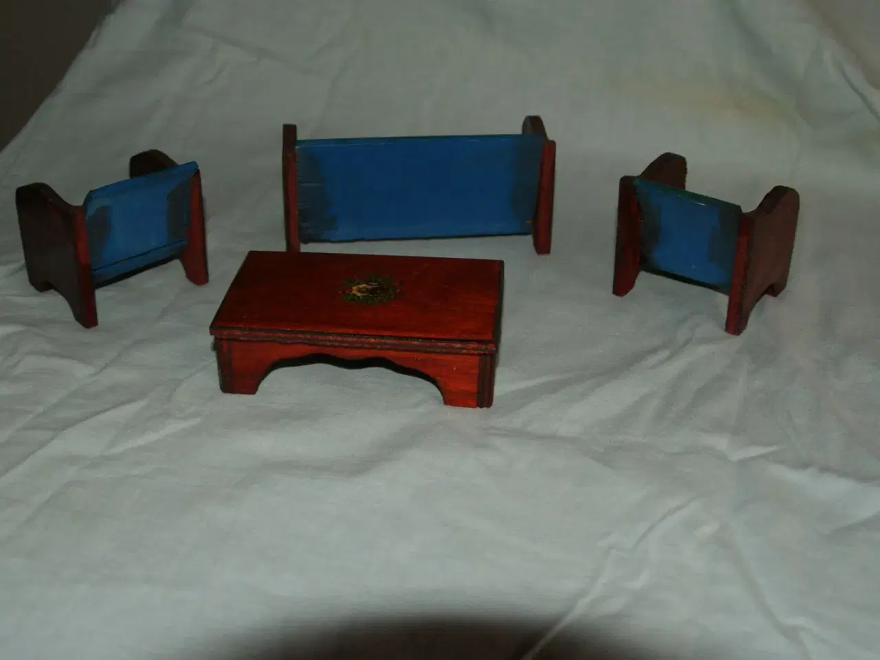 Billede 1 - Gamle dukkehus møbler sælges