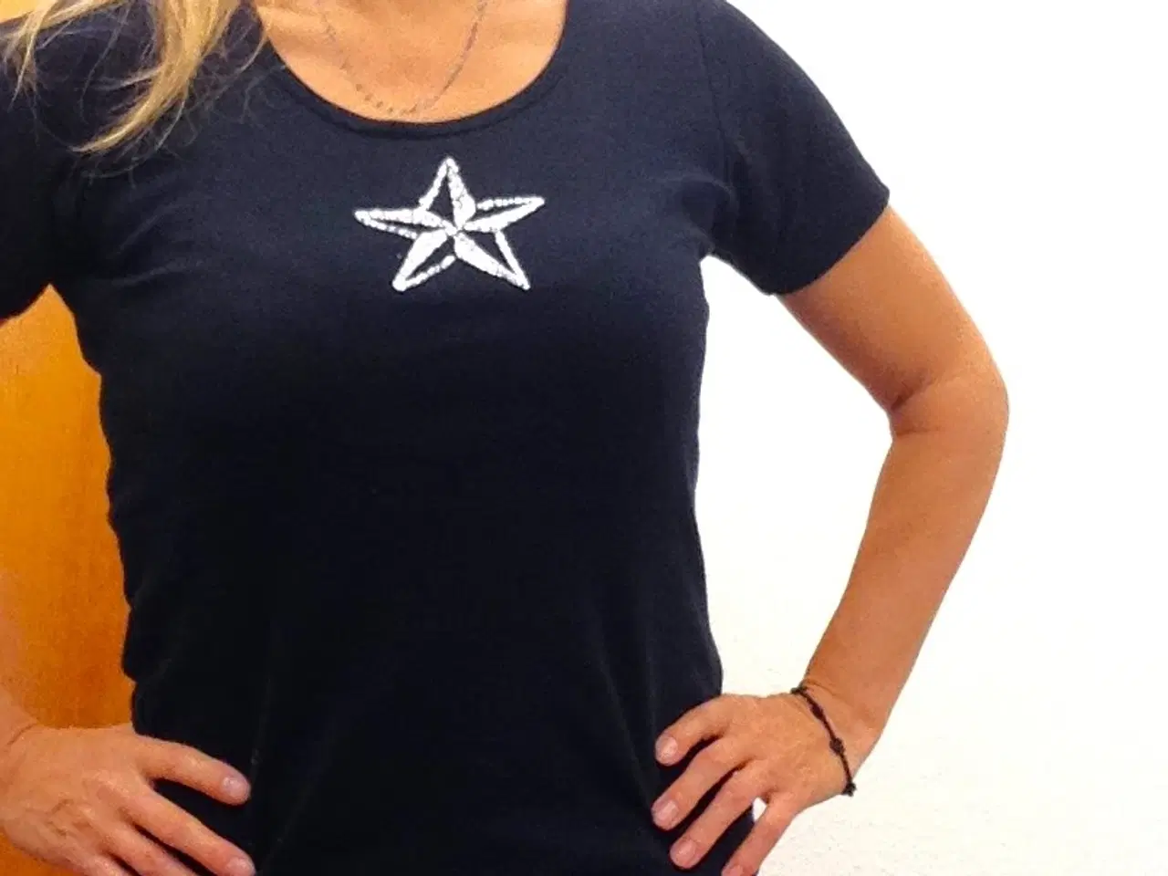 Billede 2 - T-shirt redesignet med sølv-glitter-stjerne