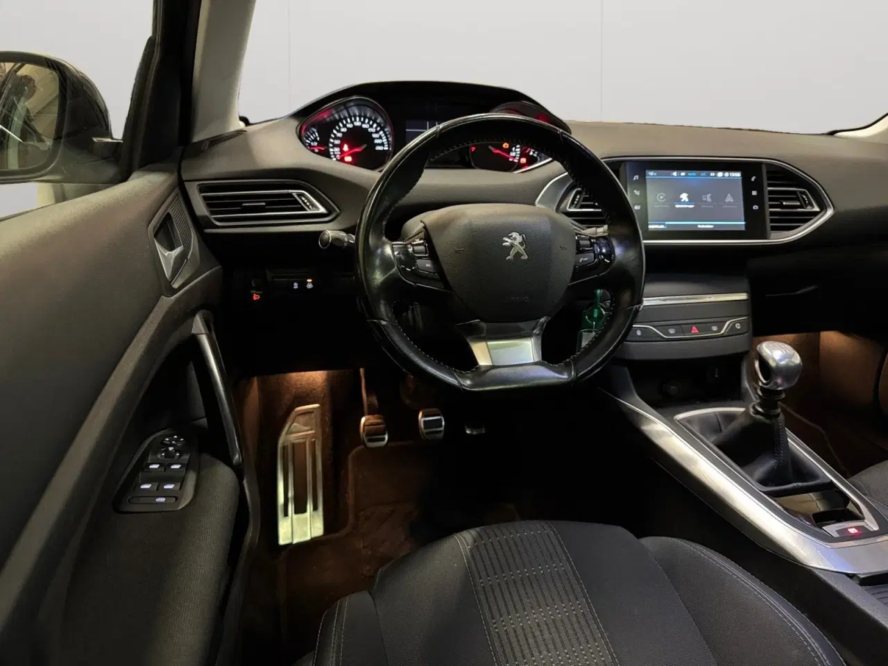 Billede 5 - Peugeot 308 1,2 e-THP 130 Allure Sky SW