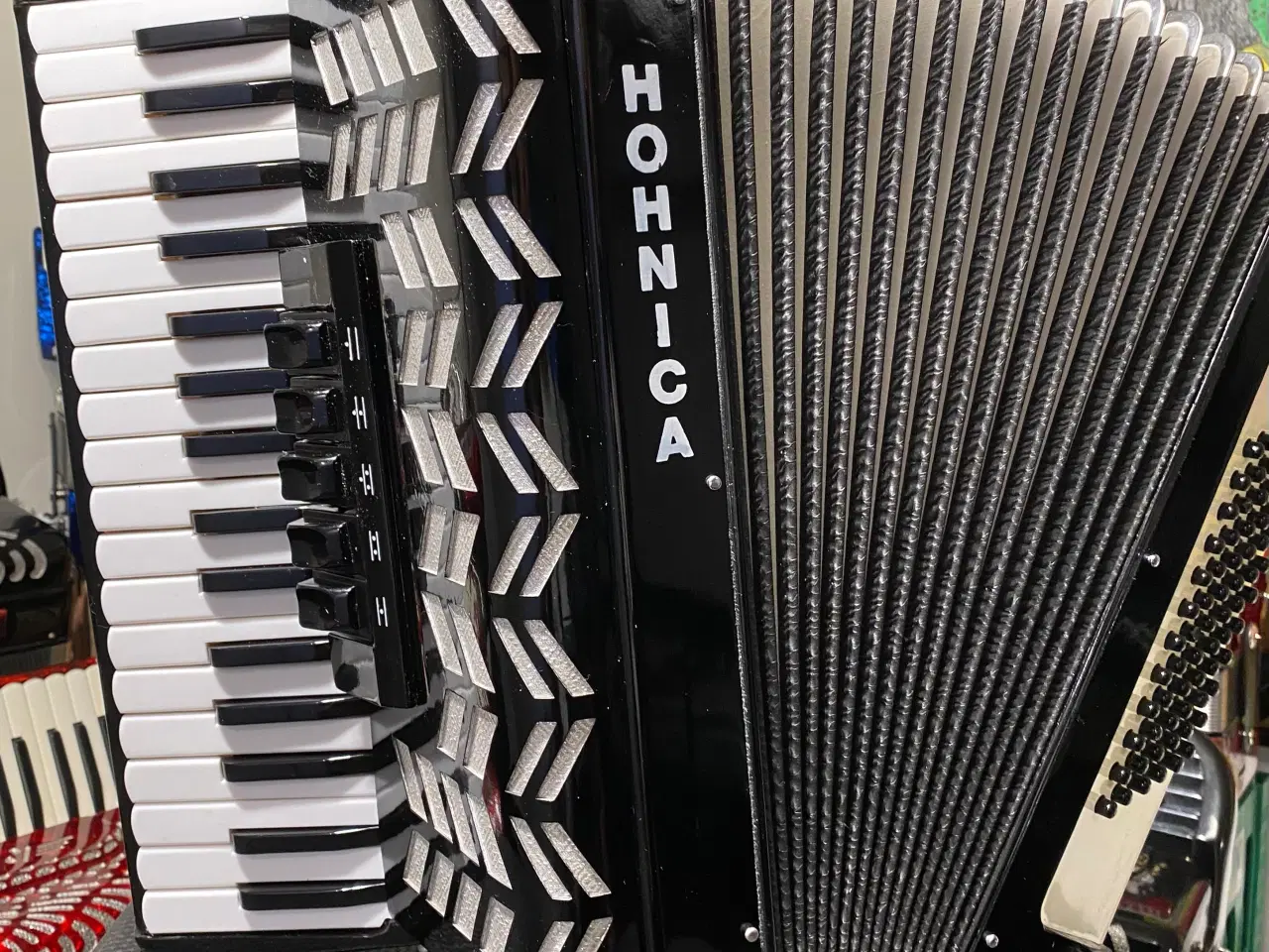 Billede 1 - Hohnica 3 kor 5 register harmonika med 34 tangente