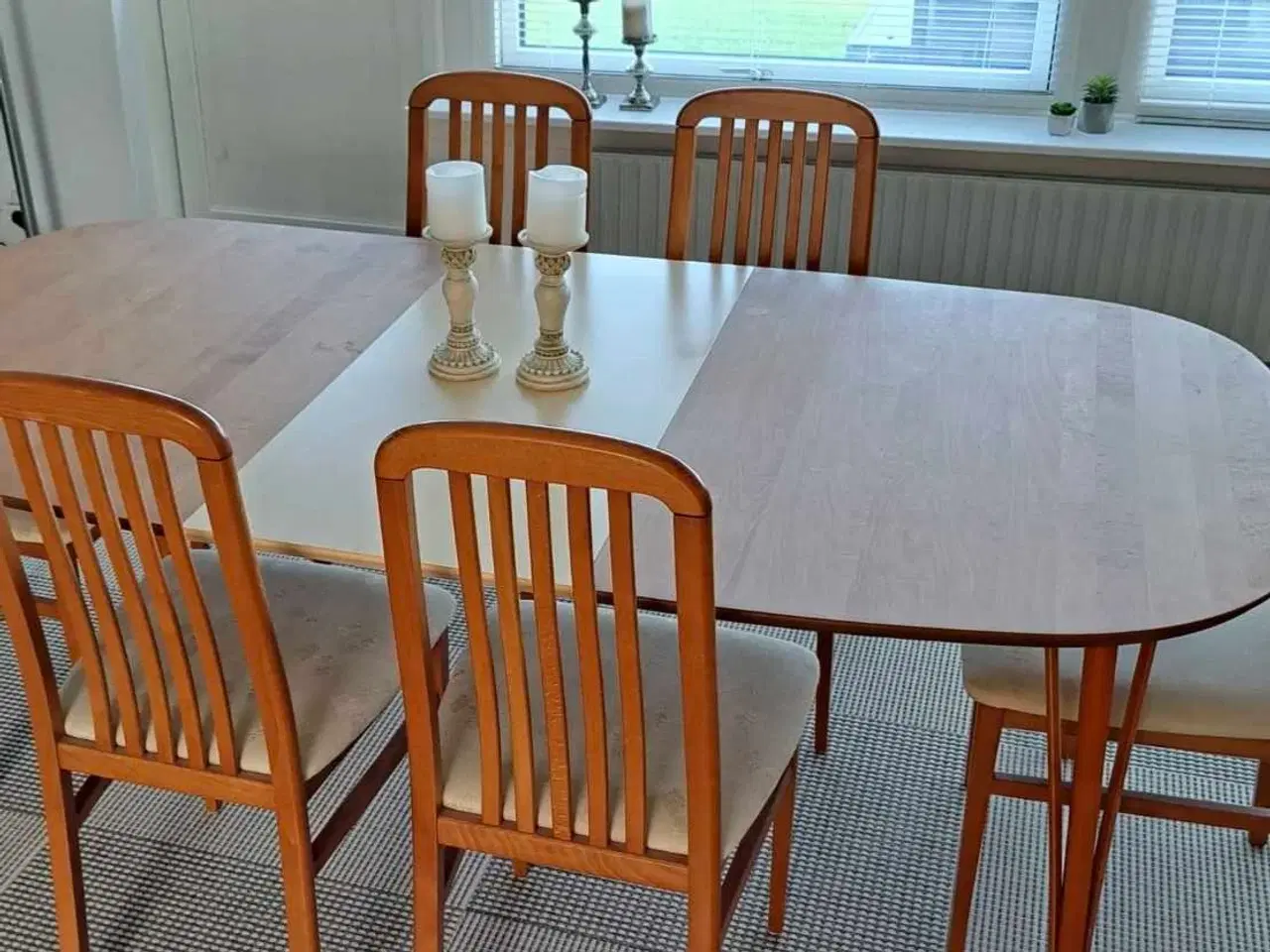 Billede 1 - Spisebord med stole 