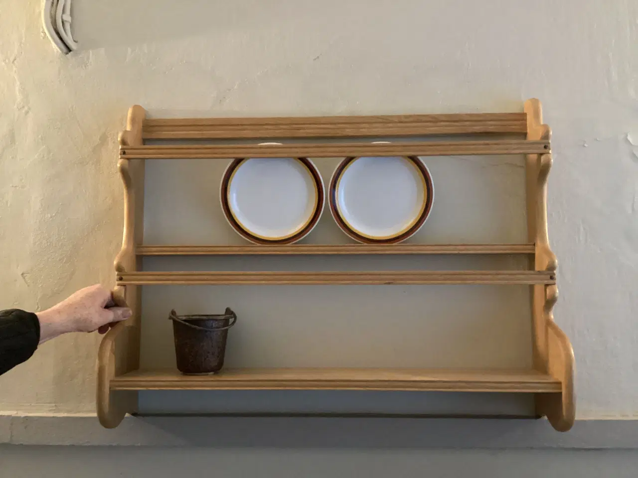 Billede 2 - Vintage tallerkenrække i lyst træ
