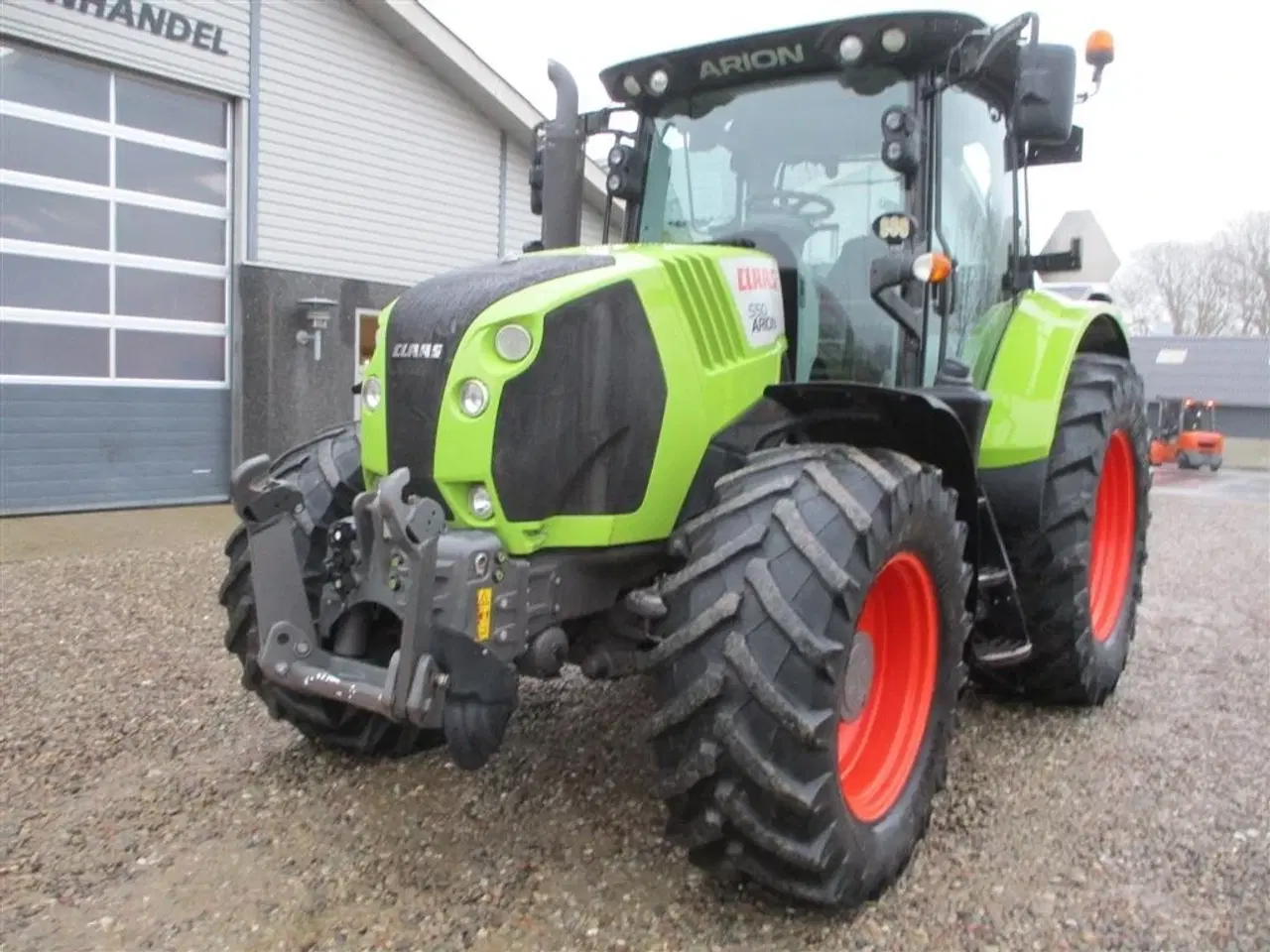 Billede 11 - CLAAS ARION 550 C-matic med frontlift, affjedret foraksel og affjedret kabine.