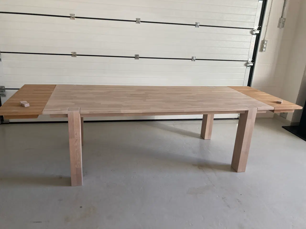 Billede 2 - Massivt Spisebord