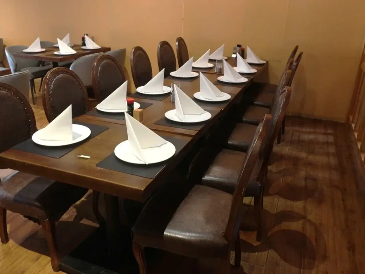 Billede 3 - 4 borde og 12 stole