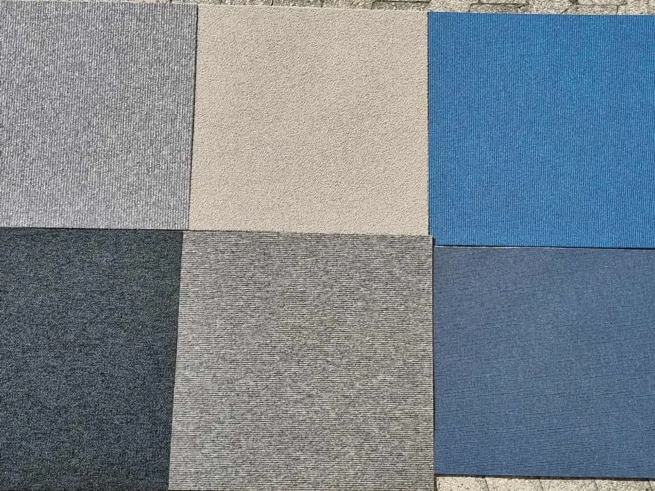 Billede 1 - Tæppefliser blå 50 x 50 cm. Pæn stand