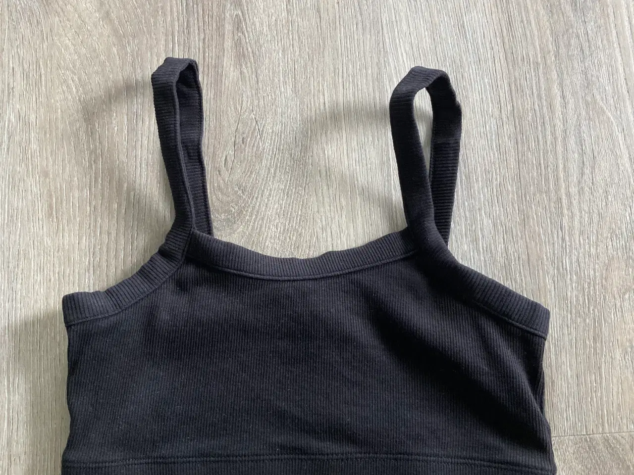 Billede 1 - Sort top i str. 146/152