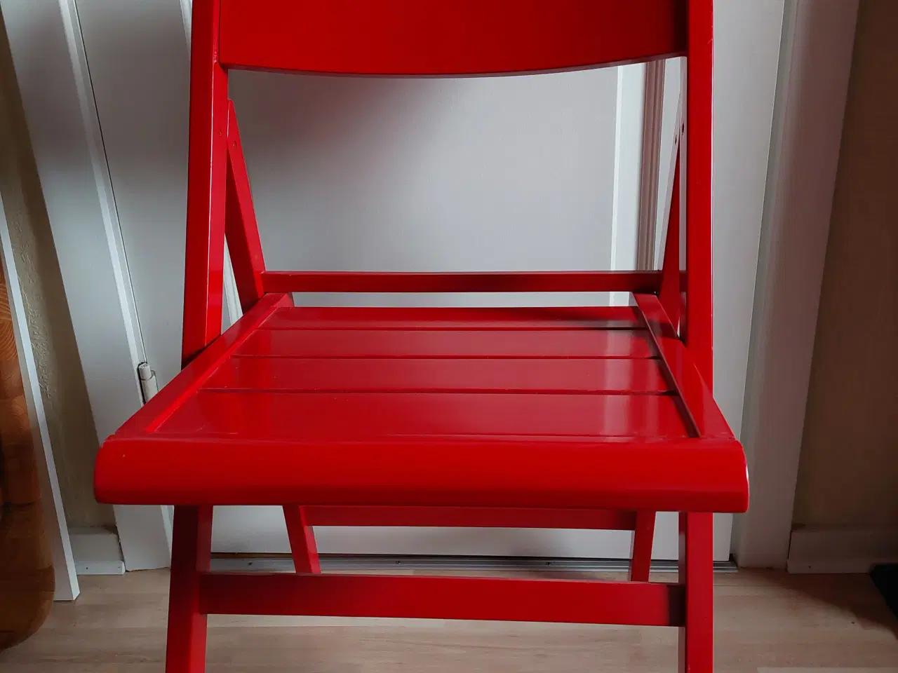 Billede 3 - Rød klapstol træ til Børne værelset/kontoret 