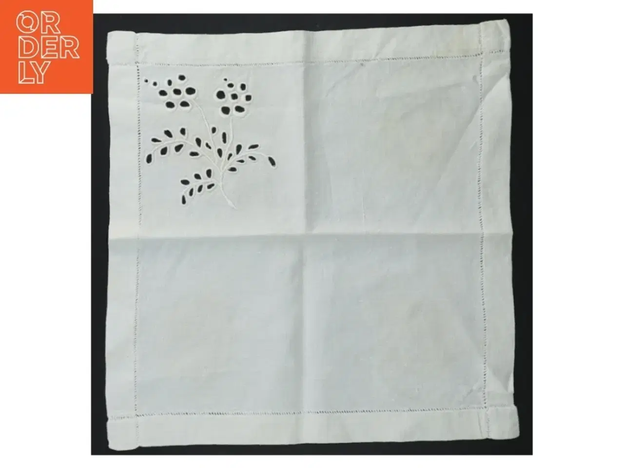 Billede 1 - Hvid serviet med broderi (str. 29,5 x. 29 cm)