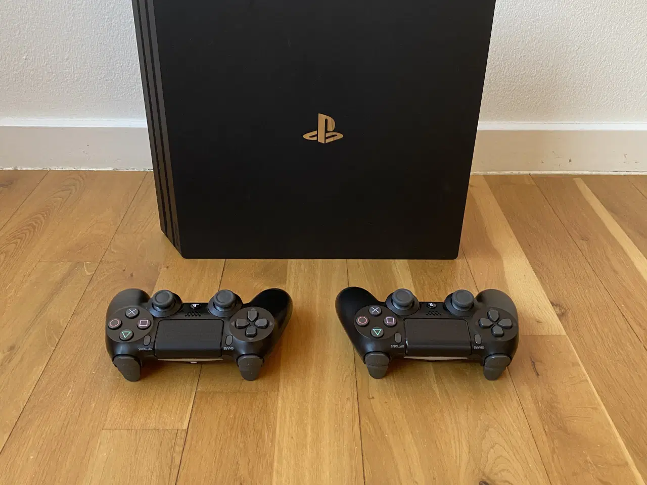 Billede 2 - PS4 Pro bundle – 2 controllere & 3 spil
