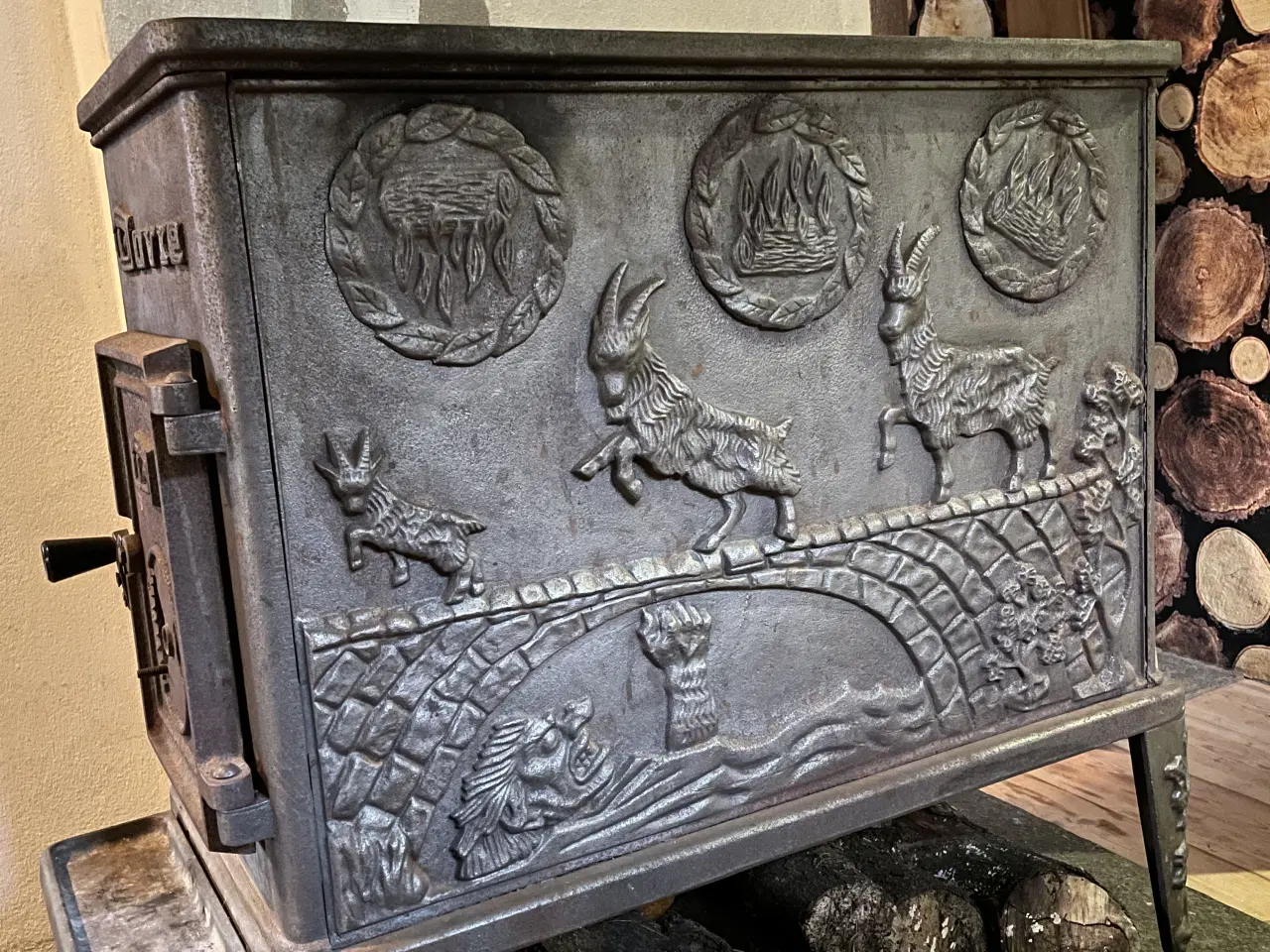 Billede 1 - Antik brændeovn.