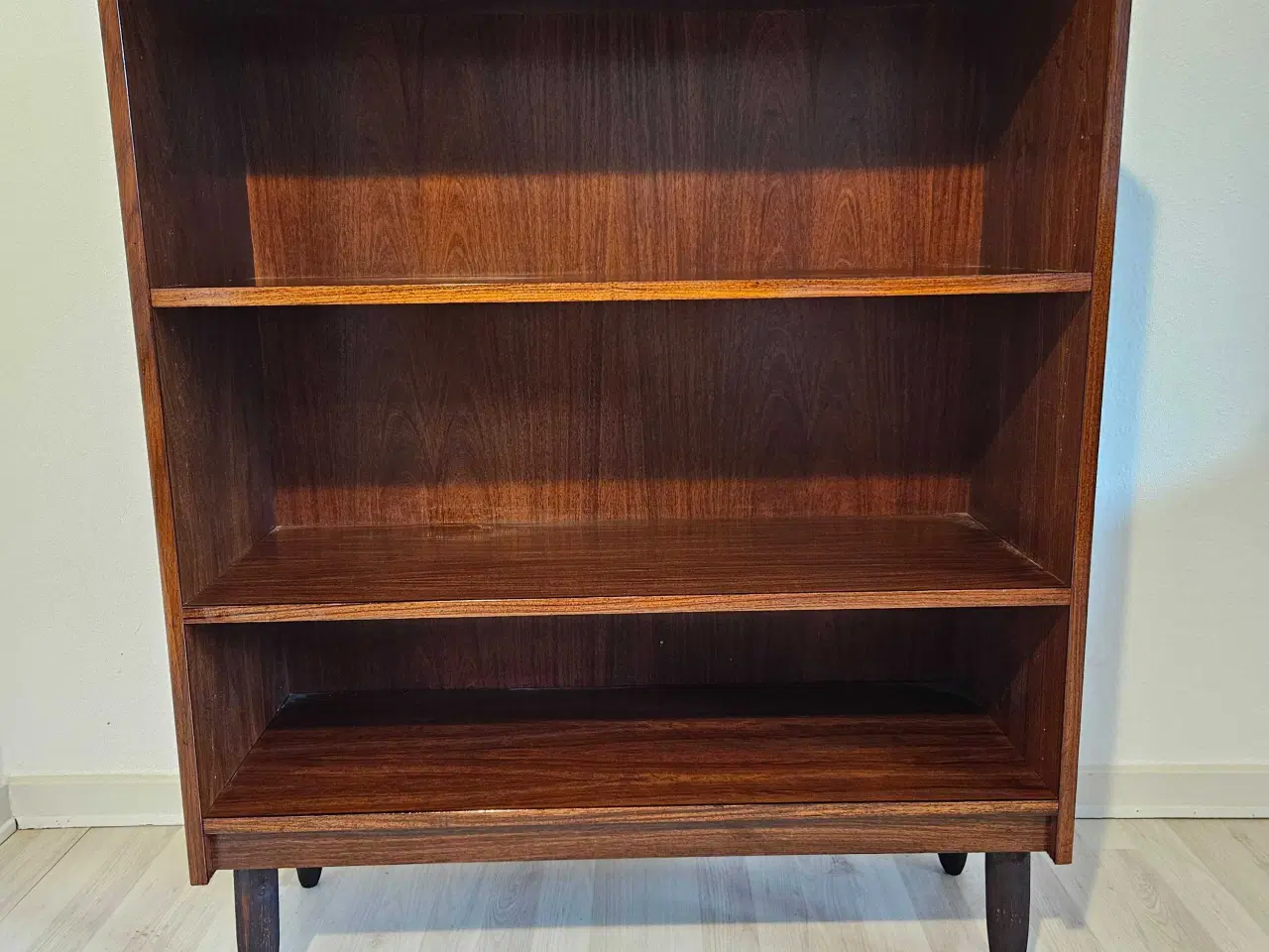 Billede 2 - Smuk og stilfuld palisander reol med lys sælges