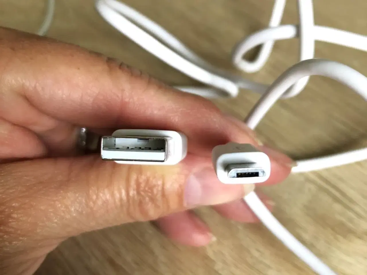 Billede 1 - OPLADER og KABEL. Kabel = MICRO USB til USB-A