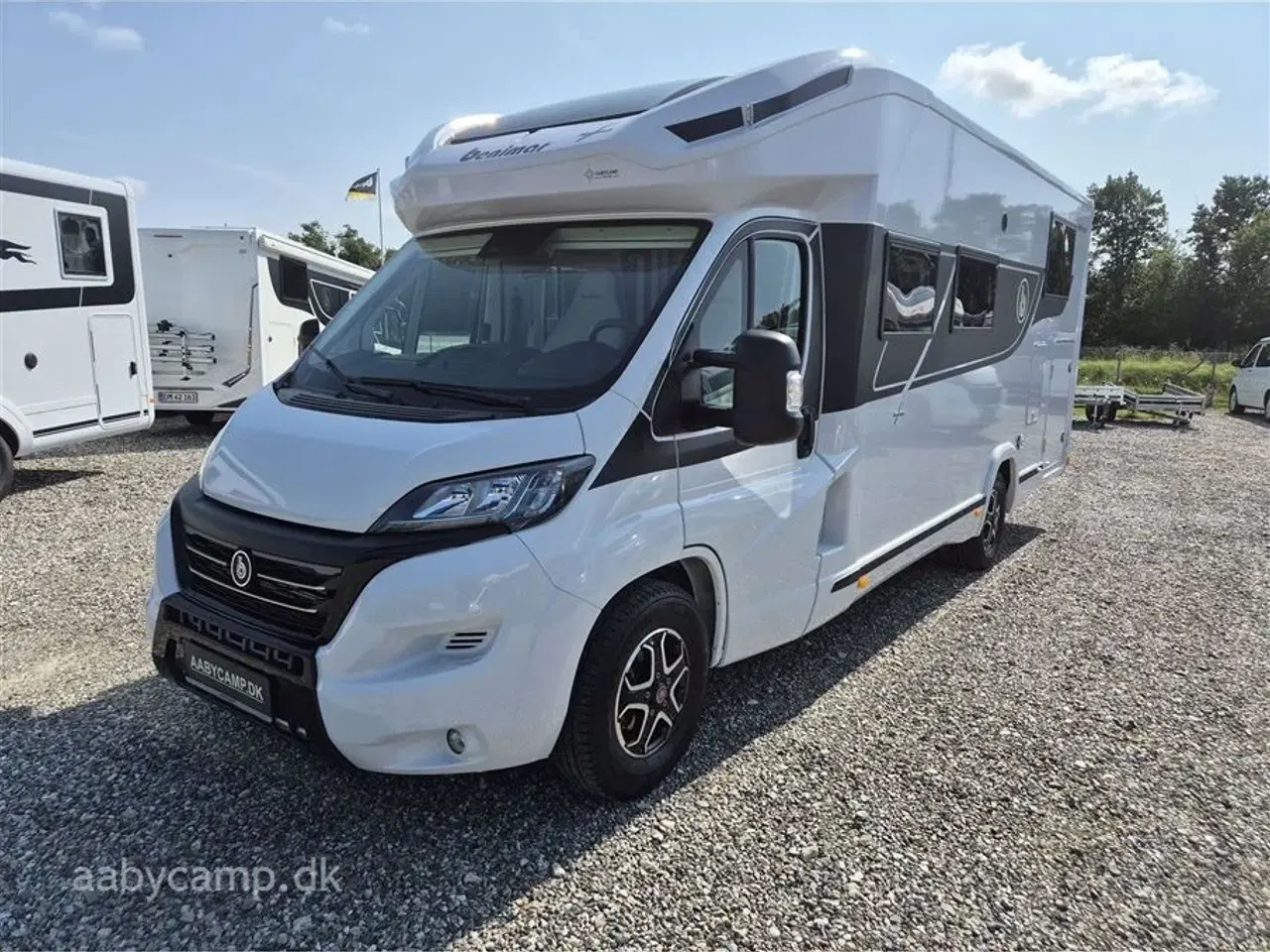 Billede 4 - 2024 - Benimar Mileo 268   NK Pakke. Automatgear. solceller. markise. 200 Ah Lithium Batteri. 2000w inverter. Maxfann. kun 16,000 km. den har fået en omgang ceramic coating så den er nem at holde.