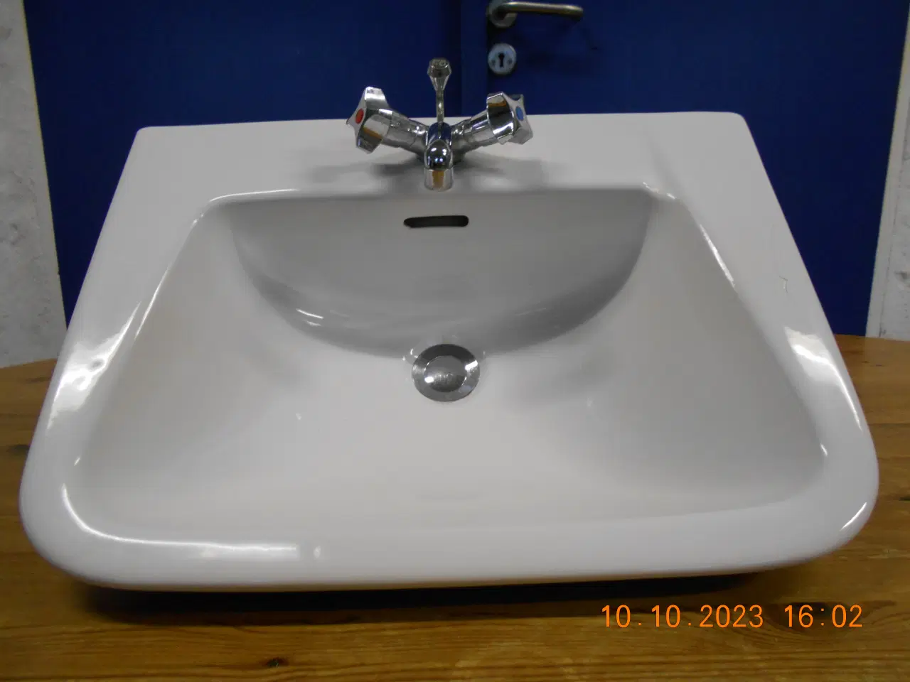 Billede 1 - Porcelæns håndvask m/armatur og løfteventil.